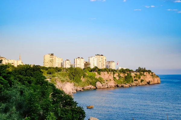 Antalya 'nın kıyı şeridinde yer alan Antalya şehri, sahil ve deniz manzarası. — Stok fotoğraf