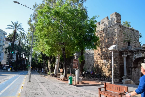 Puerta de Adriano, hito de Antalya. Antigua construcción de la Puerta de Adriano —  Fotos de Stock