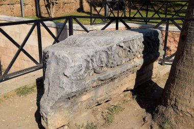 Hadrian kapısının elementi kapının yanında yerde. Antik yapı kalıntıları.