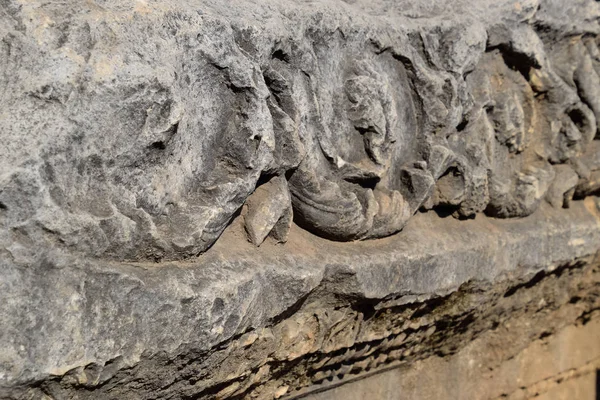 O elemento do portão de Adriano no chão perto do portão. Ruínas de construção antiga . — Fotografia de Stock