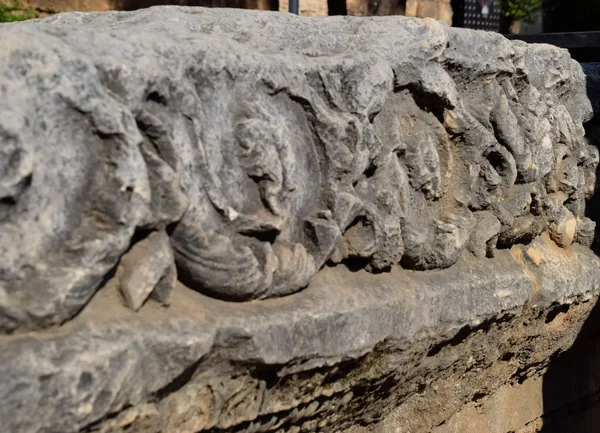 Hadrian kapısının elementi kapının yanında yerde. Antik yapı kalıntıları. — Stok fotoğraf