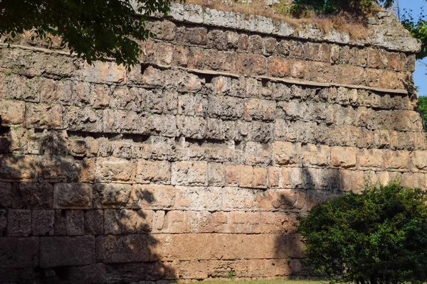 Ściana w pobliżu Bramy Hadriana, tekstury kamiennych murów starożytnych bloków kamiennych. — Zdjęcie stockowe