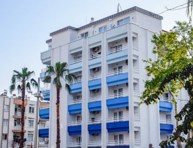 Mavi balkonlar. Bir konut yüksek katlı binanın balkonlar. Konut