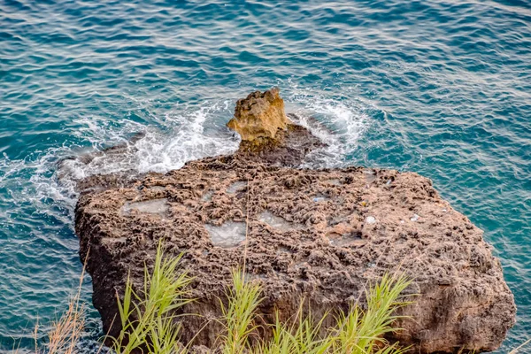 Limestone cliffs by sea. Waves beat on the rocks. — Stock Photo, Image