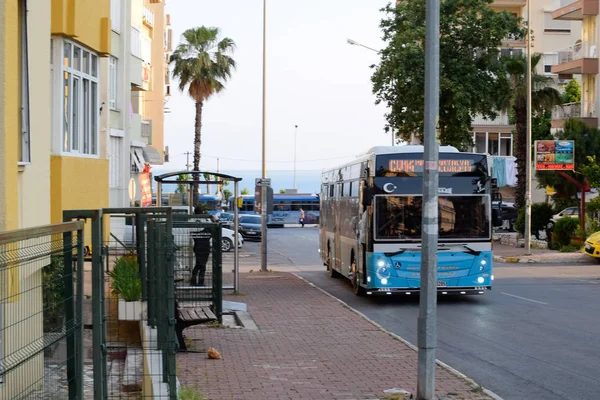 Autocarro nas ruas de Antalya. Cidade turística Antalya . — Fotografia de Stock