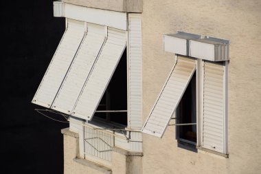 Güneş ışınlarından korunmak için pencerelerdeki dış panjurlar.