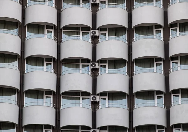 Achtergrond textuur van balkons en ramen van het hotel. De muur van het hotel met balkons en ramen. — Stockfoto