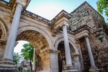 Adrian Gate, Antalya dönüm noktası, Türkiye. Mermer ve kireçtaşı antika inşaatı.