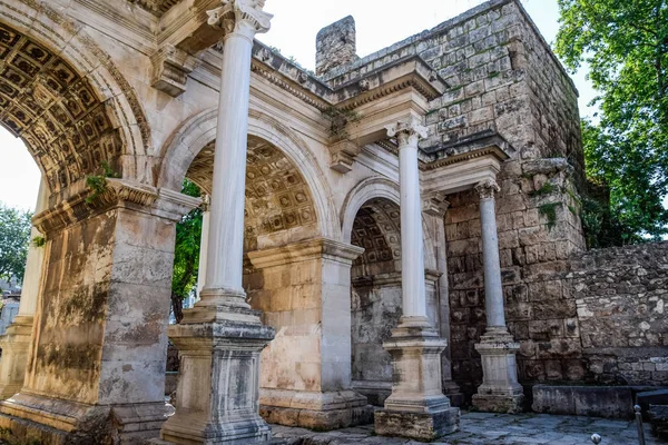 Adrian Gate, Antalya Landmark, Turcja. Antyczna konstrukcja marmuru i wapienia. — Zdjęcie stockowe