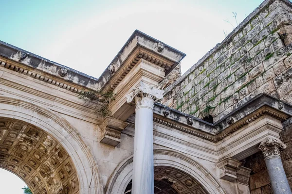 Adrian Gate, Antalya dönüm noktası, Türkiye. Mermer ve kireçtaşı antika inşaatı.