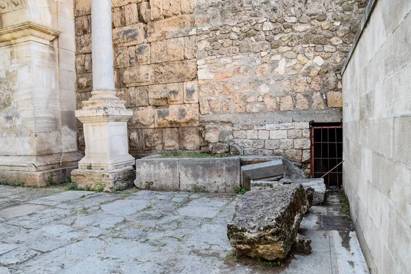 Kamienie przy wejściu do wnętrza budynku u bram Hadriana. — Zdjęcie stockowe