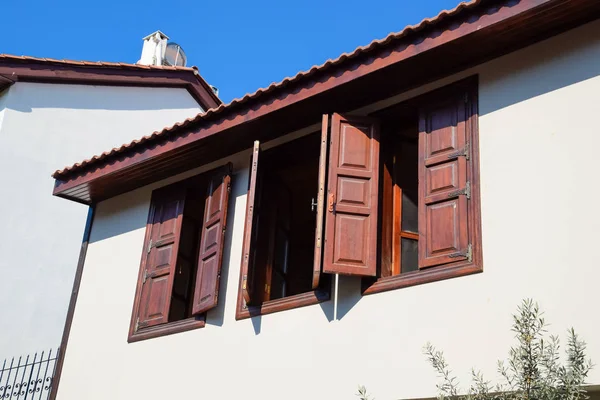 Ancienne maison avec volets en bois sur les fenêtres — Photo