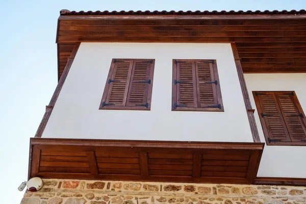 Altes Haus mit hölzernen Fensterläden — Stockfoto