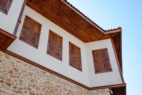 Casa antiga com persianas de madeira nas janelas — Fotografia de Stock
