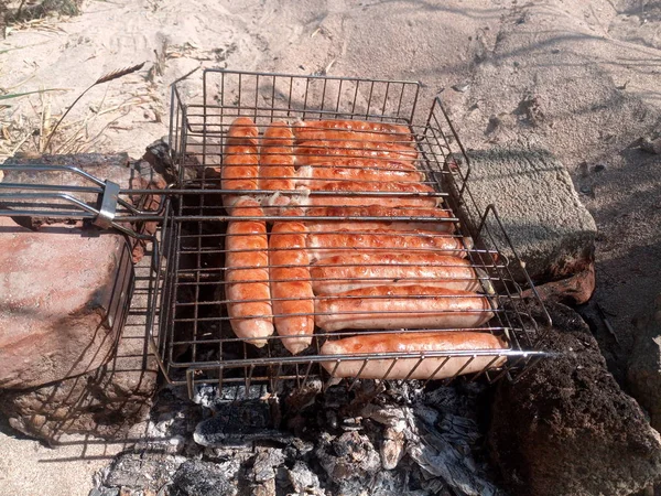 Poulet kupaty frit sur un feu. Barbecue — Photo