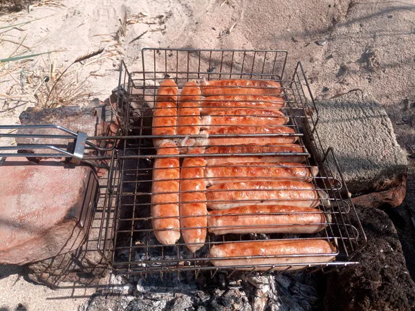 Kupaty smažené kuře na ohni. Grilování — Stock fotografie