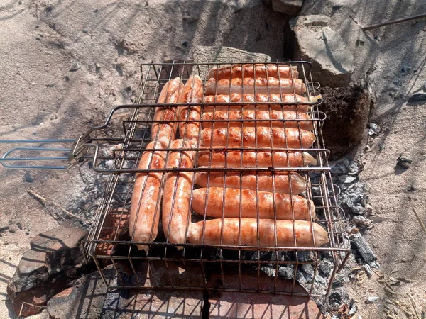 Poulet kupaty frit sur un feu. Barbecue — Photo