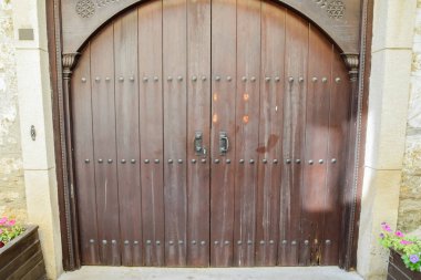 Tarihi Kaleiçi kentinin eski binasında Vintage ahşap kapı kapısı.