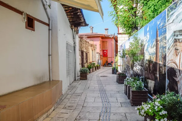 As ruas da cidade velha de Kaleici. Distrito antigo na cidade de Antalya . — Fotografia de Stock