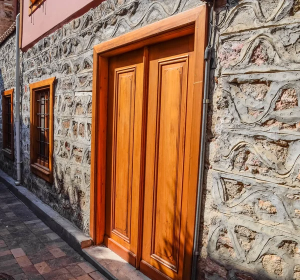 Puerta de madera vintage en el antiguo edificio de la histórica ciudad de Kaleici . — Foto de Stock