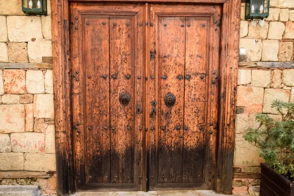 Puerta de madera vintage en el antiguo edificio de la histórica ciudad de Kaleici . — Foto de Stock