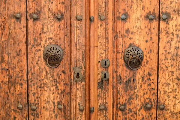 Porte ancienne en bois dans le vieux bâtiment de la ville historique de Kaleici . — Photo