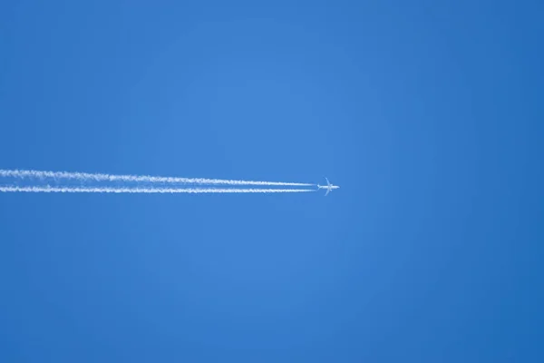 Condensatie parcours van een vliegtuig in een blauwe lucht — Stockfoto