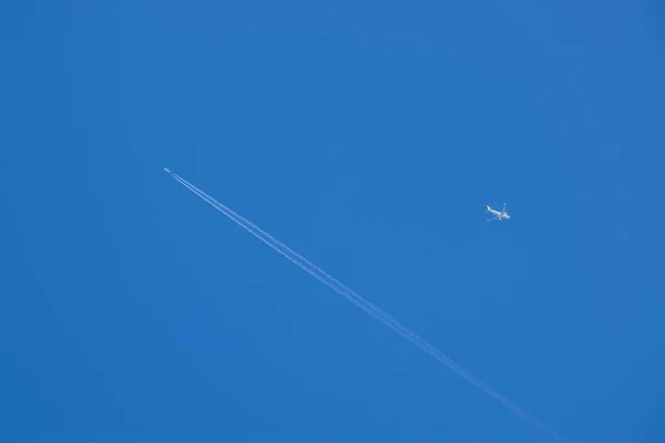 Два пасажирські літаки летять неподалік. Слід конденсації — стокове фото