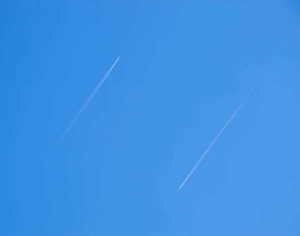 Deux avions de passagers volant à proximité. Sentier de condensation — Photo