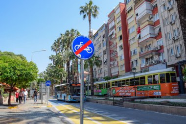 Bisiklet yolunun yol işareti sonu. Antalya kentinde sokak.