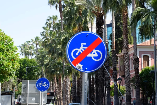 路标的自行车道末端。安塔利亚市的街道. — 图库照片