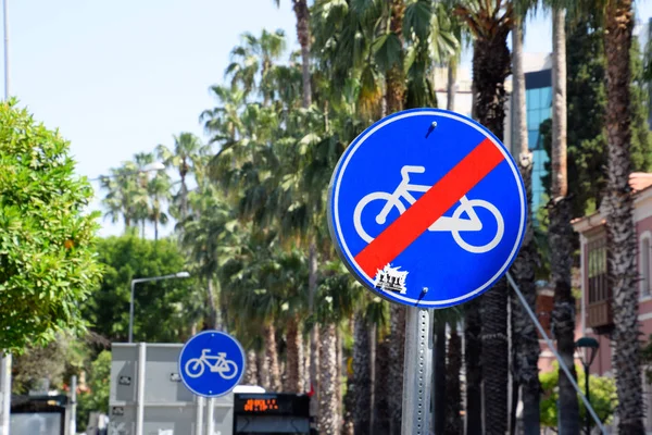 Straßenschild Ende des Radweges. Straße in der Stadt Antalya. — Stockfoto