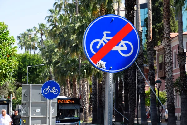 Señal de tráfico final del carril bici. Calle en la ciudad de Antalya . —  Fotos de Stock