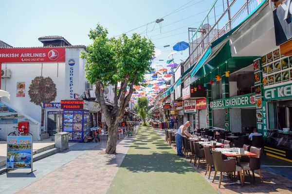 Las calles de Antalya, calzadas y carriles bici con aceras peatonales . —  Fotos de Stock