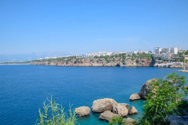 Antalya 'nın kıyı şeridinde yer alan Antalya şehri, sahil ve deniz manzarası.