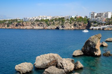 Antalya 'nın kıyı şeridinde yer alan Antalya şehri, sahil ve deniz manzarası.