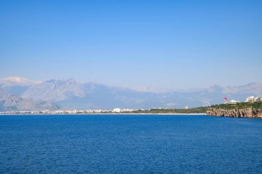 Antalya 'nın kıyı şeridinde yer alan Antalya şehri, sahil ve deniz manzarası.