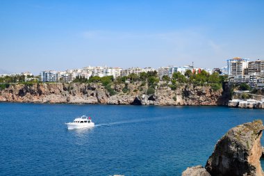 Yat kayalık sahil boyunca yelken, Antalya kıyıları boyunca bir gezi.