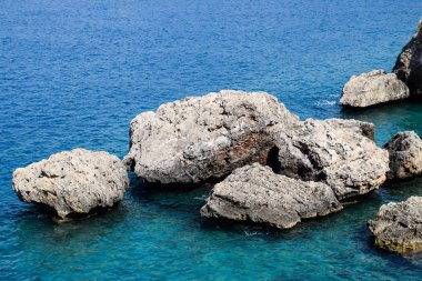 Deniz yoluyla kireçtaşı kayalıklar. Dalgalar kayalarüzerinde yendi.
