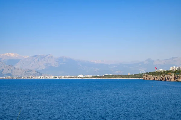 O litoral de Antalya, a paisagem da cidade de Antalya é uma vista da costa e do mar . — Fotografia de Stock