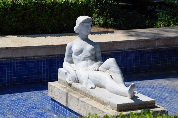 Nowoczesna marmurowa statua, Nagie kobiety pomnik w fontannie. — Zdjęcie stockowe