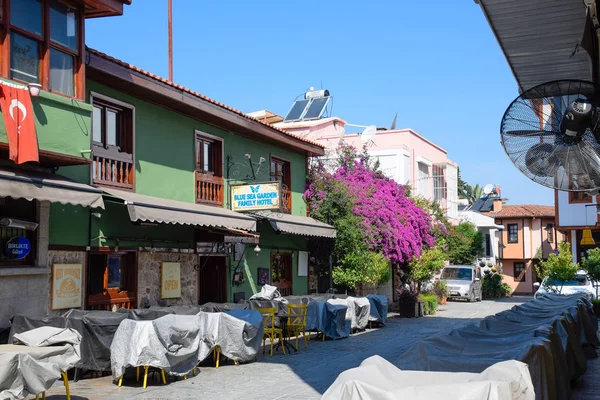 As ruas da cidade velha de Kaleici. Distrito antigo na cidade de Antalya . — Fotografia de Stock