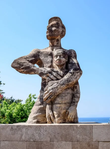 Ататюрк є захисником дітей, пам'ятник Ататюрк, який захищає хлопчика. — стокове фото