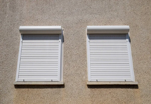 Persianas externas en las ventanas para protegerse de los rayos solares . — Foto de Stock