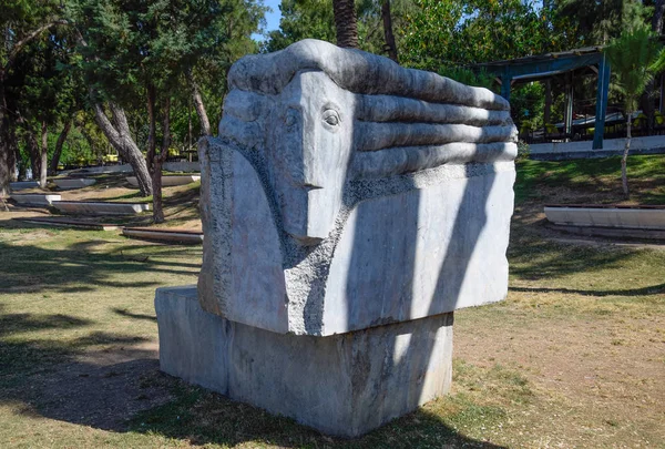 Sculptură de marmură în Parcul Karaalioglu . — Fotografie, imagine de stoc