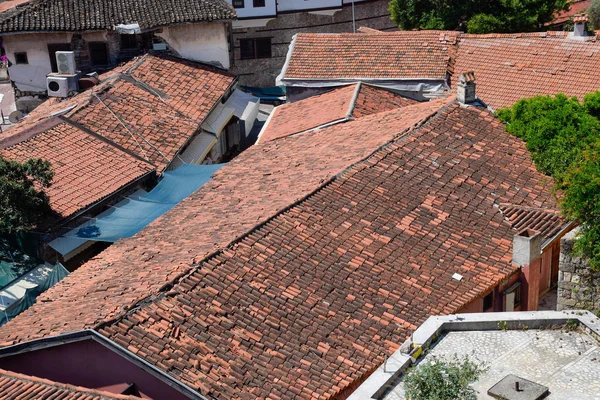 Vista dal ponte di osservazione sui tetti dei vecchi edifici della città vecchia di Kaleici ad Antalya — Foto Stock