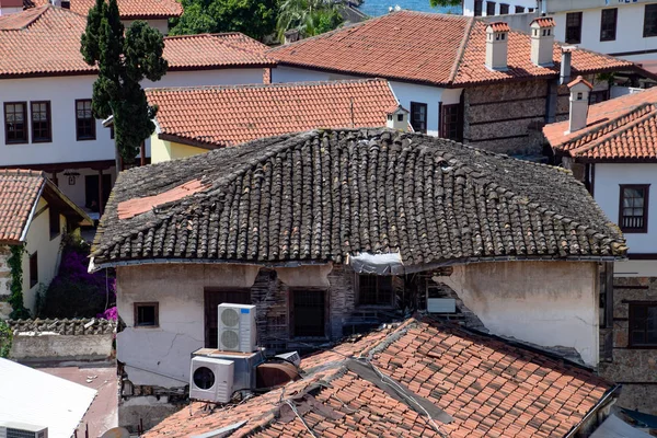 Vista dal ponte di osservazione sui tetti dei vecchi edifici della città vecchia di Kaleici ad Antalya — Foto Stock