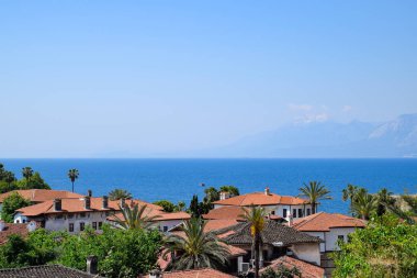 Antalya 'nın eski kenti Kaleici' nin eski binalarının çatısındaki gözlem güvertesinden görüntü.