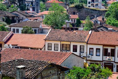 Antalya 'nın eski kenti Kaleici' nin eski binalarının çatısındaki gözlem güvertesinden görüntü.