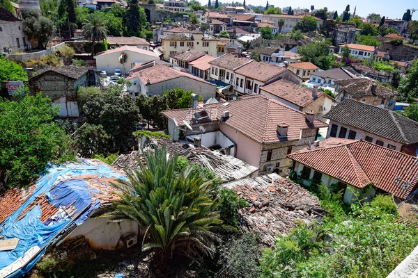 Blick von der Aussichtsplattform auf die Dächer der alten Gebäude der Altstadt von Kaleici in Antalya, Türkei. — Stockfoto